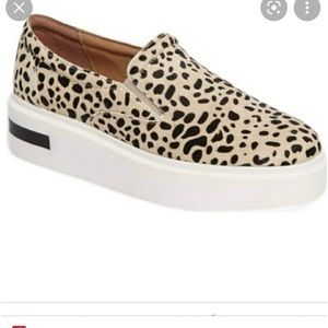 Línea Paolo 9 animal print slip on shoes